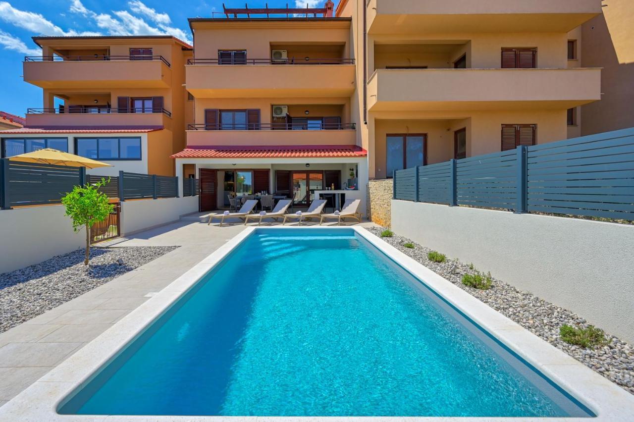 Apartment Zala With Private Pool Ližnjan Exteriör bild